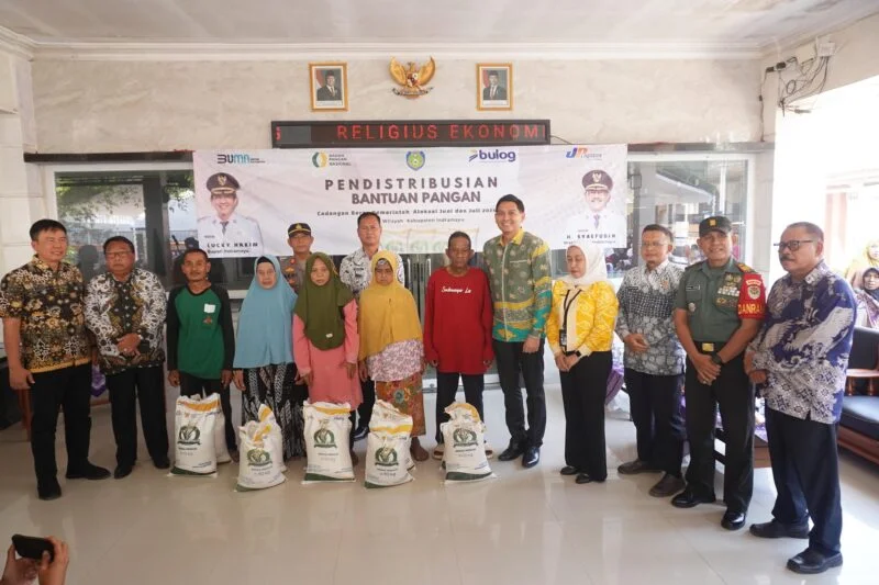 Pemkab Indramayu dan Bulog Salurkan Bantuan Pangan untuk Warga Desa Sudimampir